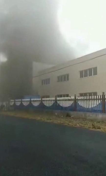 嘉興一食品廠著火 濃煙籠罩下路都看不清